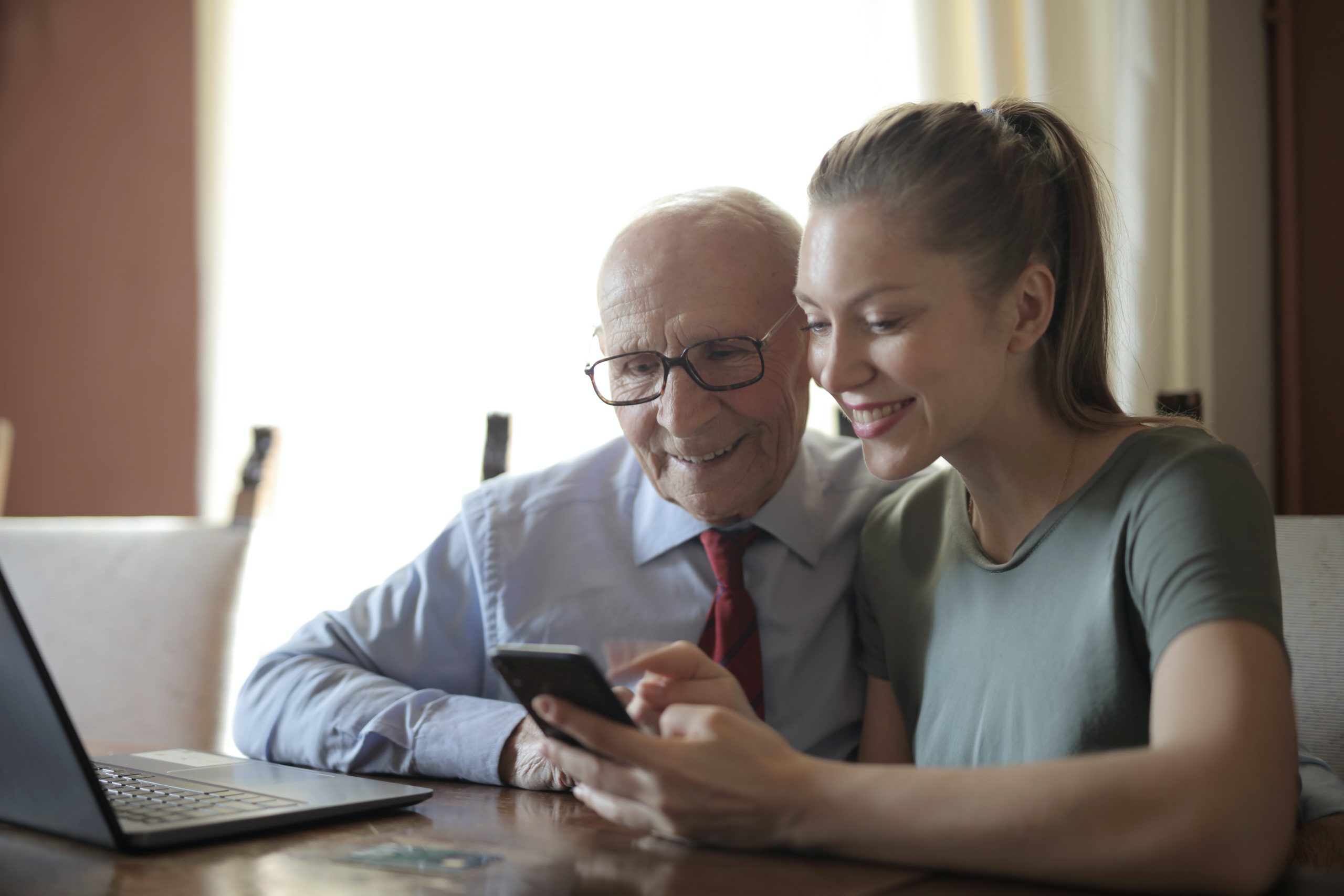 Un père et sa fille qui regarde une annonce sur internet